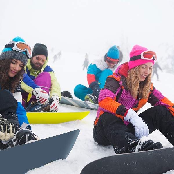 Un groupe de personnes assises dans la neige, profitant d'une journée de ski à Orford.