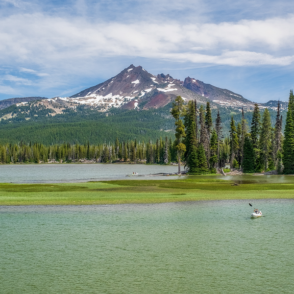 Un lac avec le mont Orford en arrière-plan, reflétant la beauté naturelle de la région.